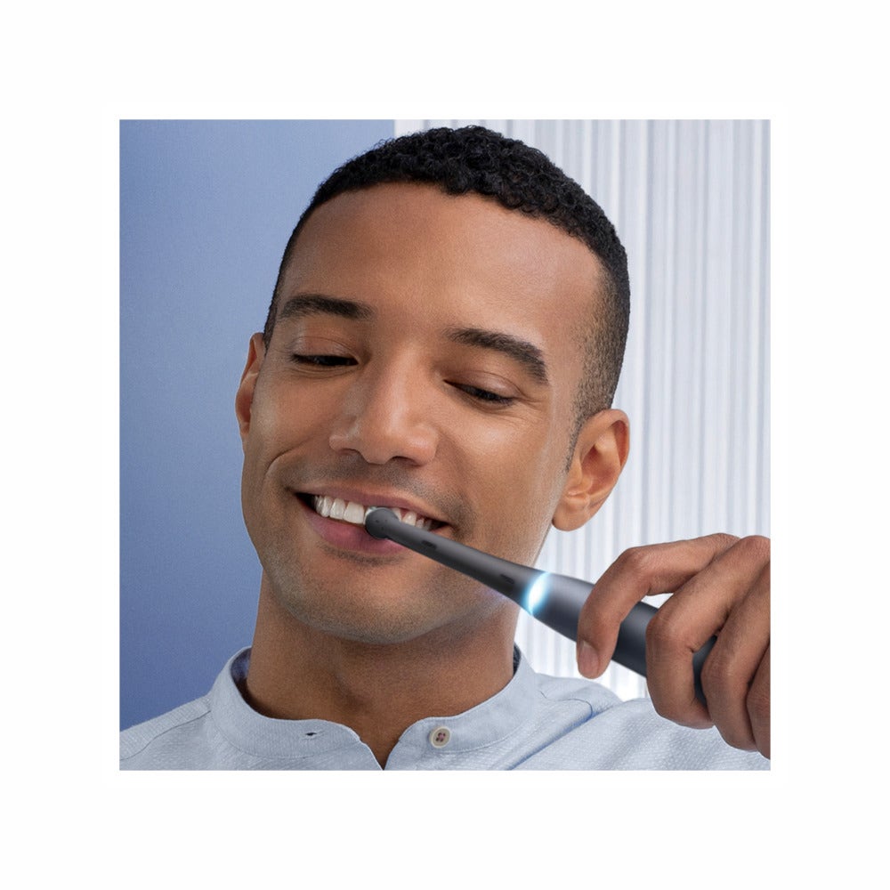 Oral-B Spazzolino Elettrico Ricaricabile iO 7S Nero, 2 Testine, 1 Custodia Da Viaggio, 1 Spazzolino