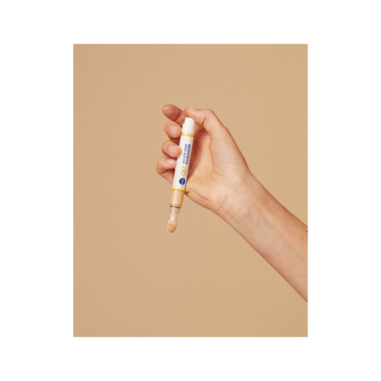 Nivea Q10 Power 3-en-1 Eye Care Cushion, crème contour des yeux teintée et hydratante, 4 ml - 02 Nude